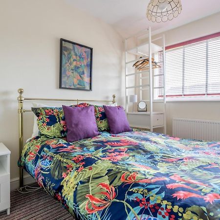 Chic 2-Bedroom Townhouse In Vibrant Abergavenny Esterno foto