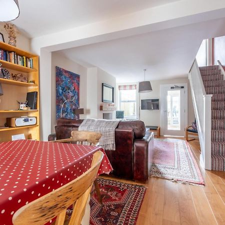 Chic 2-Bedroom Townhouse In Vibrant Abergavenny Esterno foto