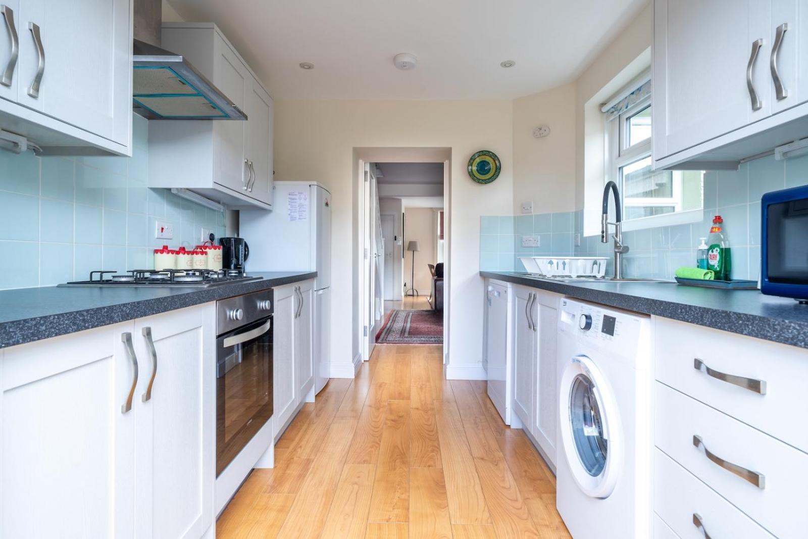Chic 2-Bedroom Townhouse In Vibrant Abergavenny Esterno foto