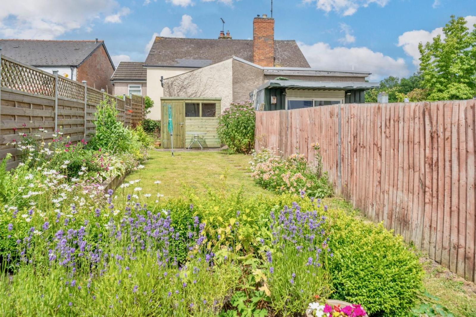 Chic 2-Bedroom Townhouse In Vibrant Abergavenny Esterno foto
