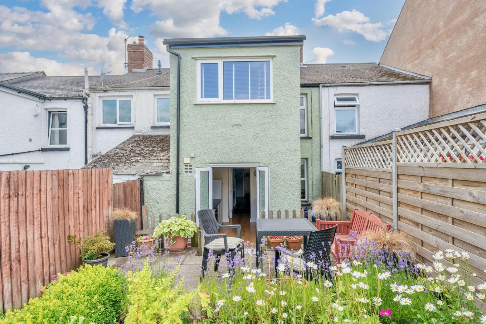 Chic 2-Bedroom Townhouse In Vibrant Abergavenny Esterno foto