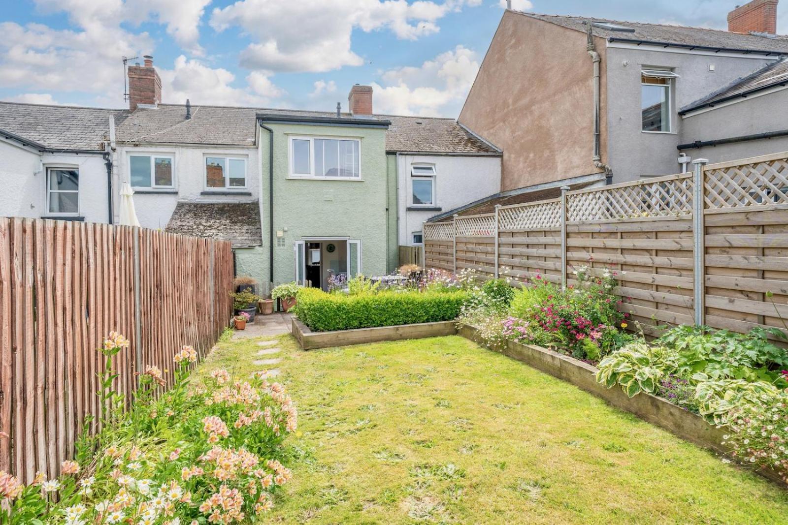 Chic 2-Bedroom Townhouse In Vibrant Abergavenny Esterno foto